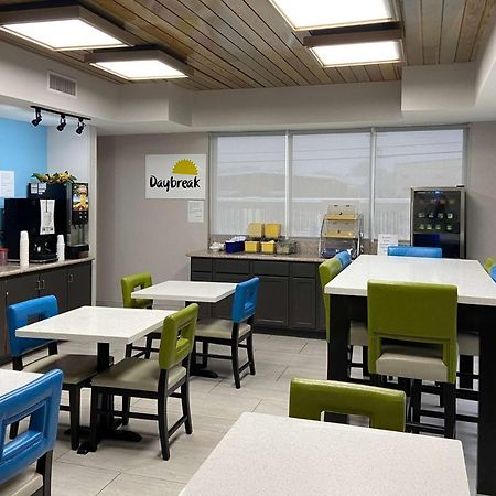 Days Inn & Suites By Wyndham Ridgeland Bagian luar foto