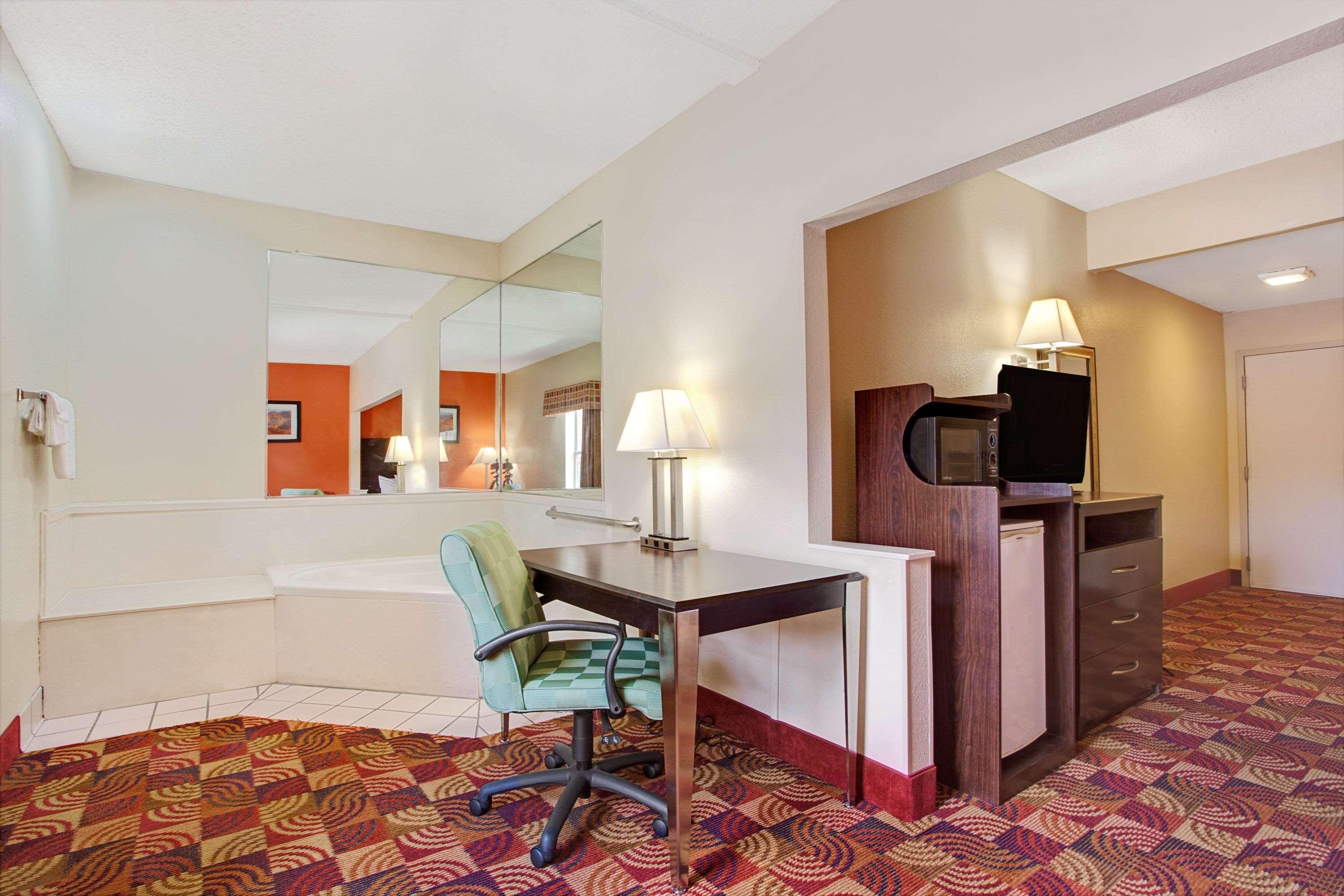 Days Inn & Suites By Wyndham Ridgeland Bagian luar foto