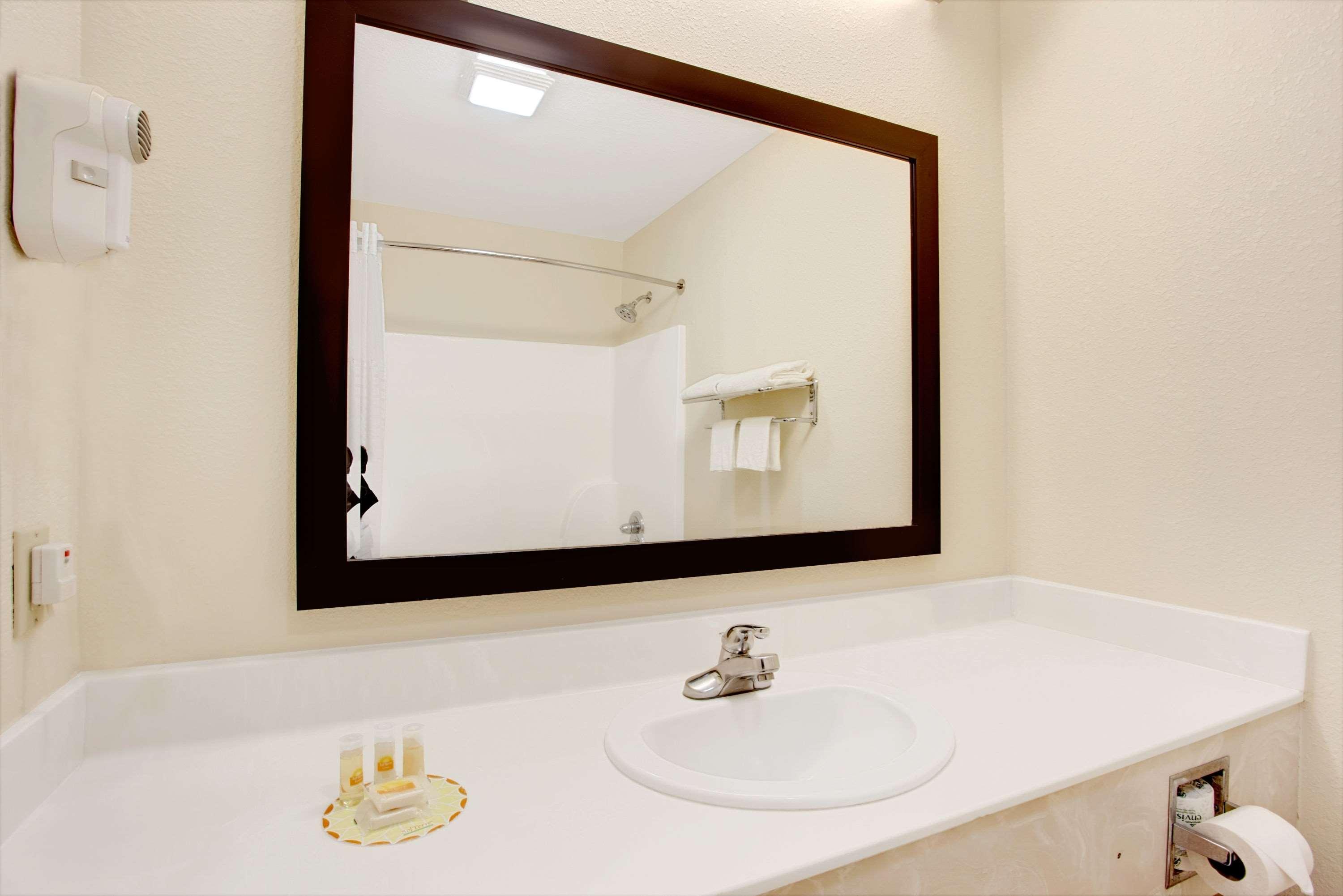 Days Inn & Suites By Wyndham Ridgeland Bagian luar foto