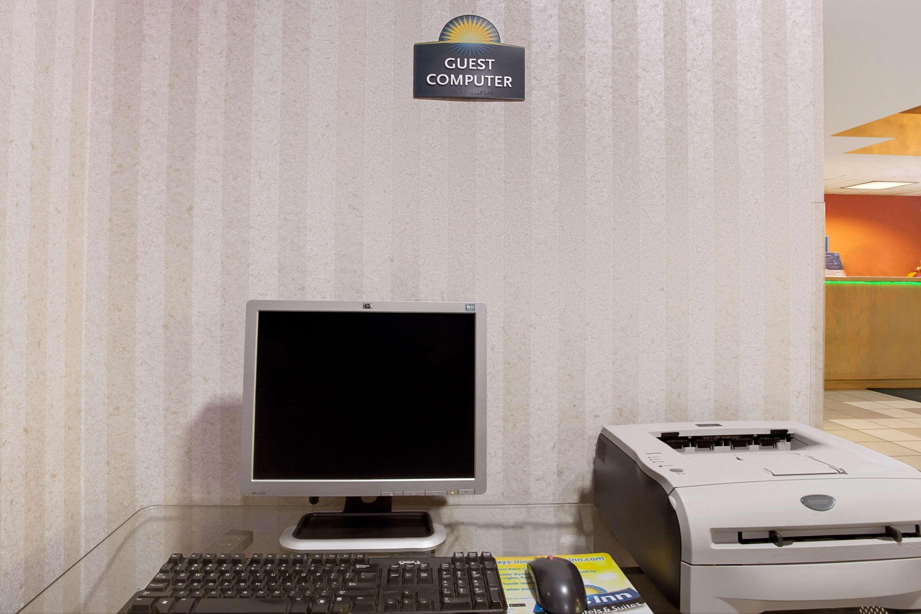 Days Inn & Suites By Wyndham Ridgeland Bagian luar foto