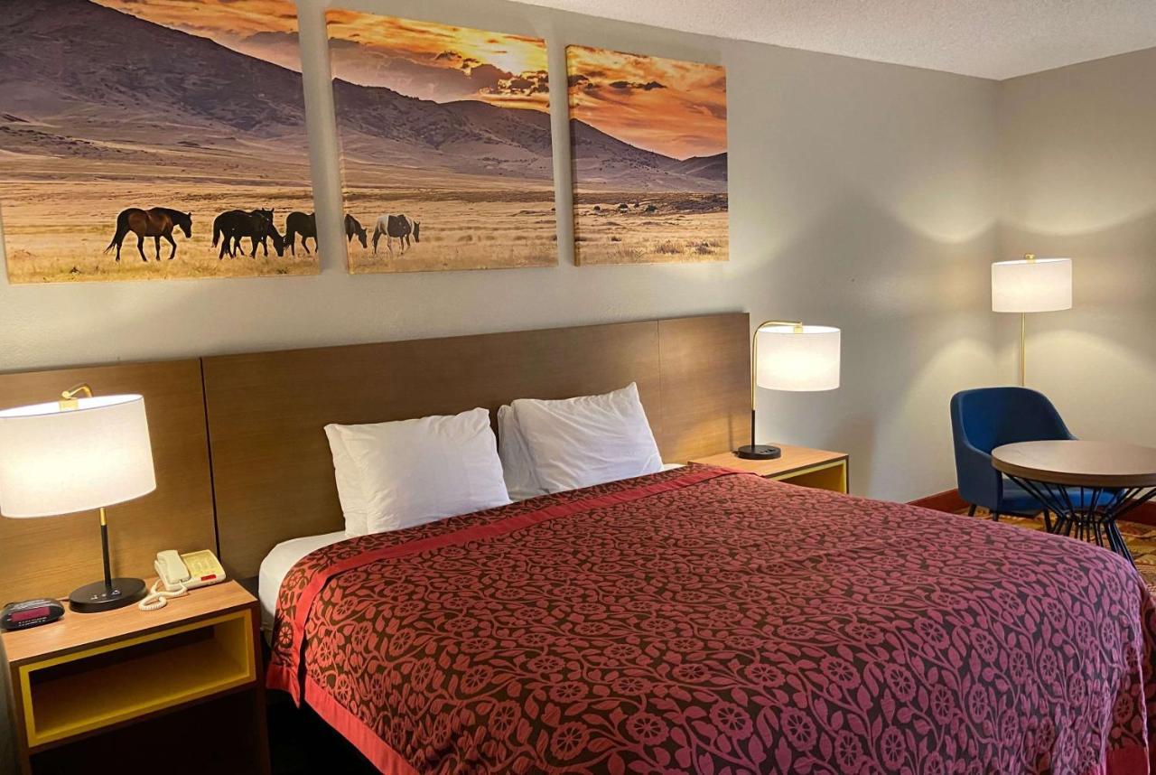 Days Inn & Suites By Wyndham Ridgeland Bagian luar foto