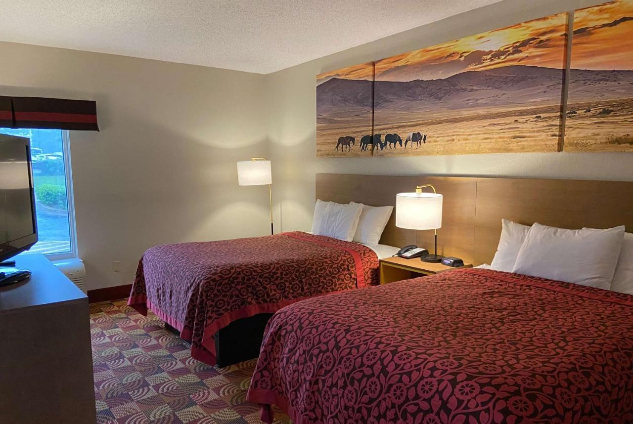 Days Inn & Suites By Wyndham Ridgeland Bagian luar foto